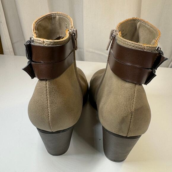 Sugar Ellie Taupe Block Heel Ankle Boots Women’s 9.5M Faux Leather Buckle Zip - Picture 6 of 13